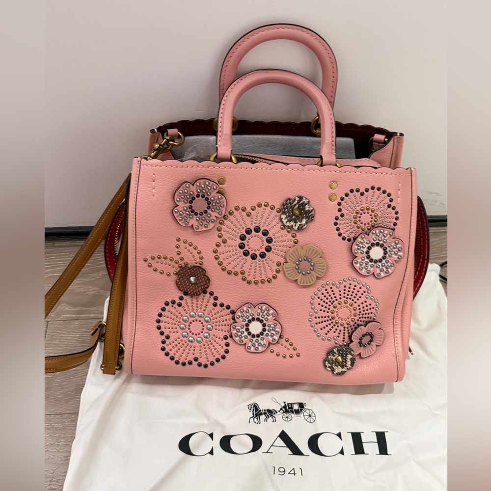 Coach 1941 Rogue 31 With Tea Rose Rivets Peony - Picture 3 of 15